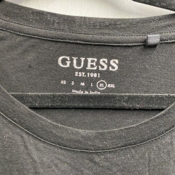 GUESS SHORT SLEEVE PARADISE EASY TEE IN BLACK - Picture 4 of 5